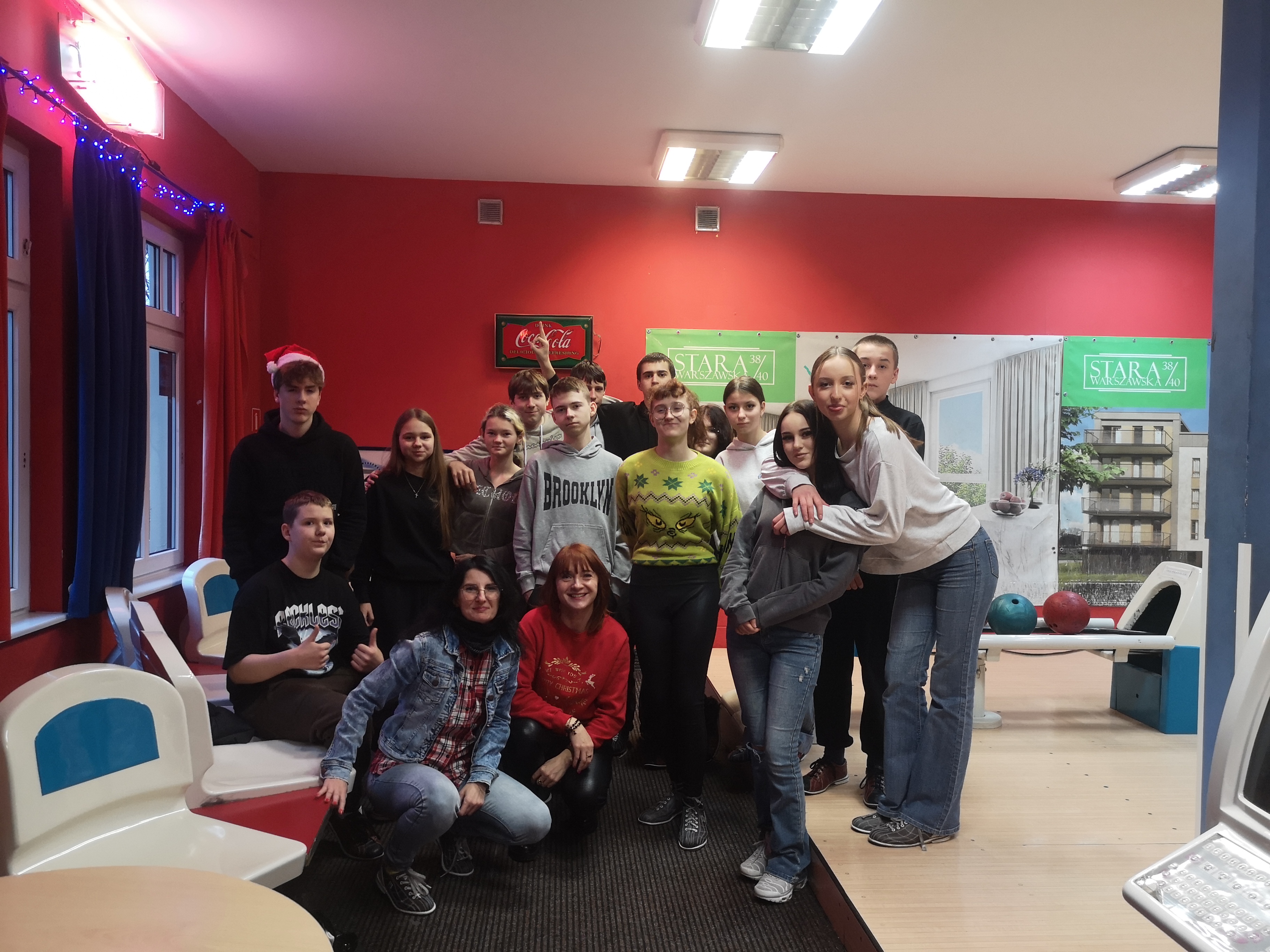 Uczniowie i nauczycielki w kręgieln