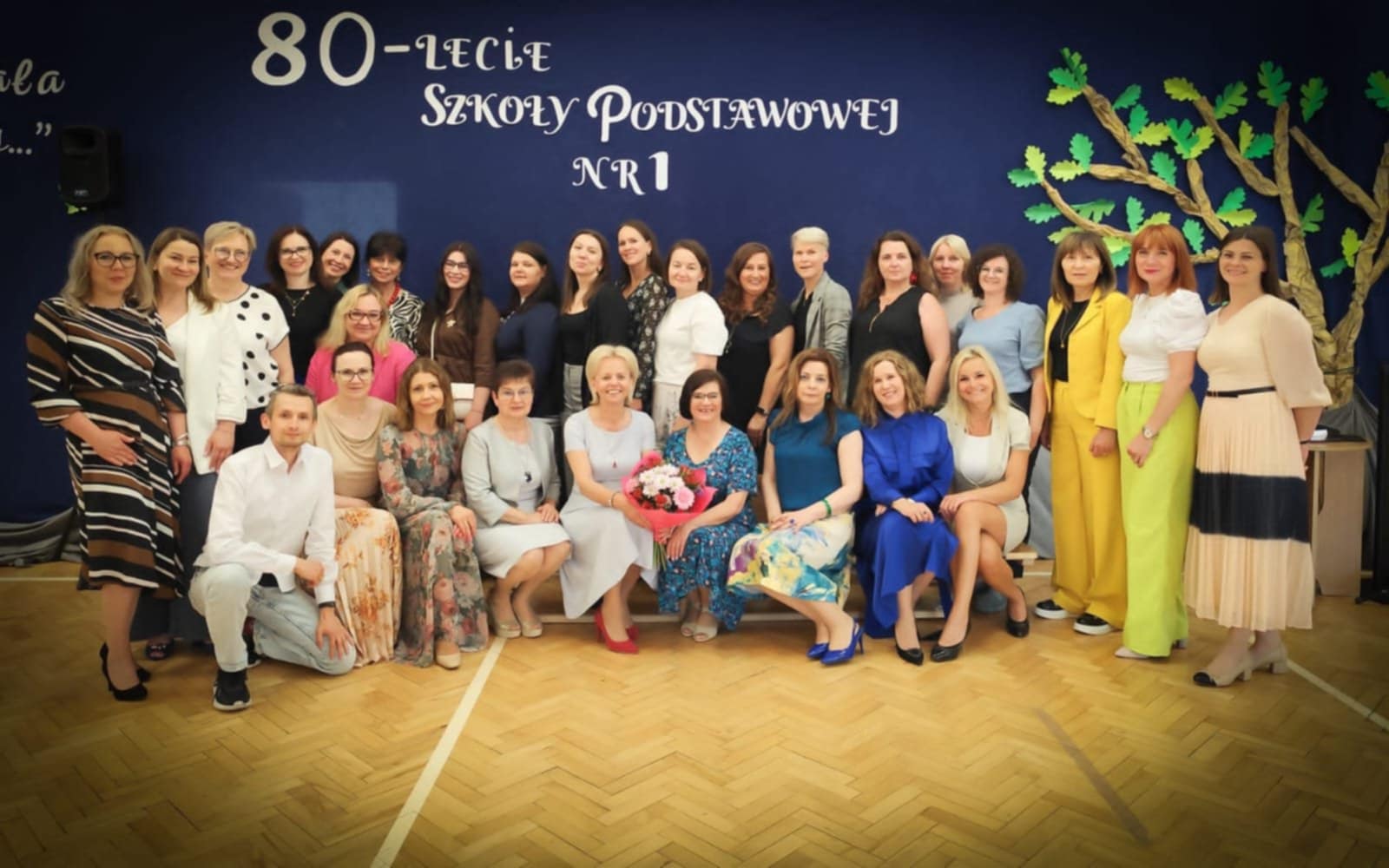 Nauczyciele podczas uroczystości z okazji 80 - lecia szkoły
