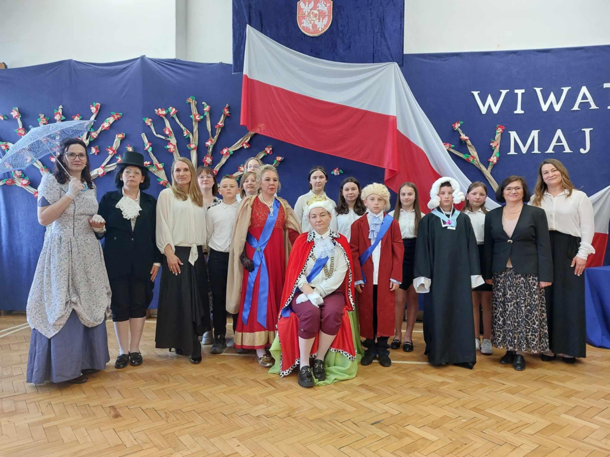 Uczniowie i nauczyciele podczas uroczystego apelu z okazji Rocznicy uchwalenie Konstytucji 3 maja