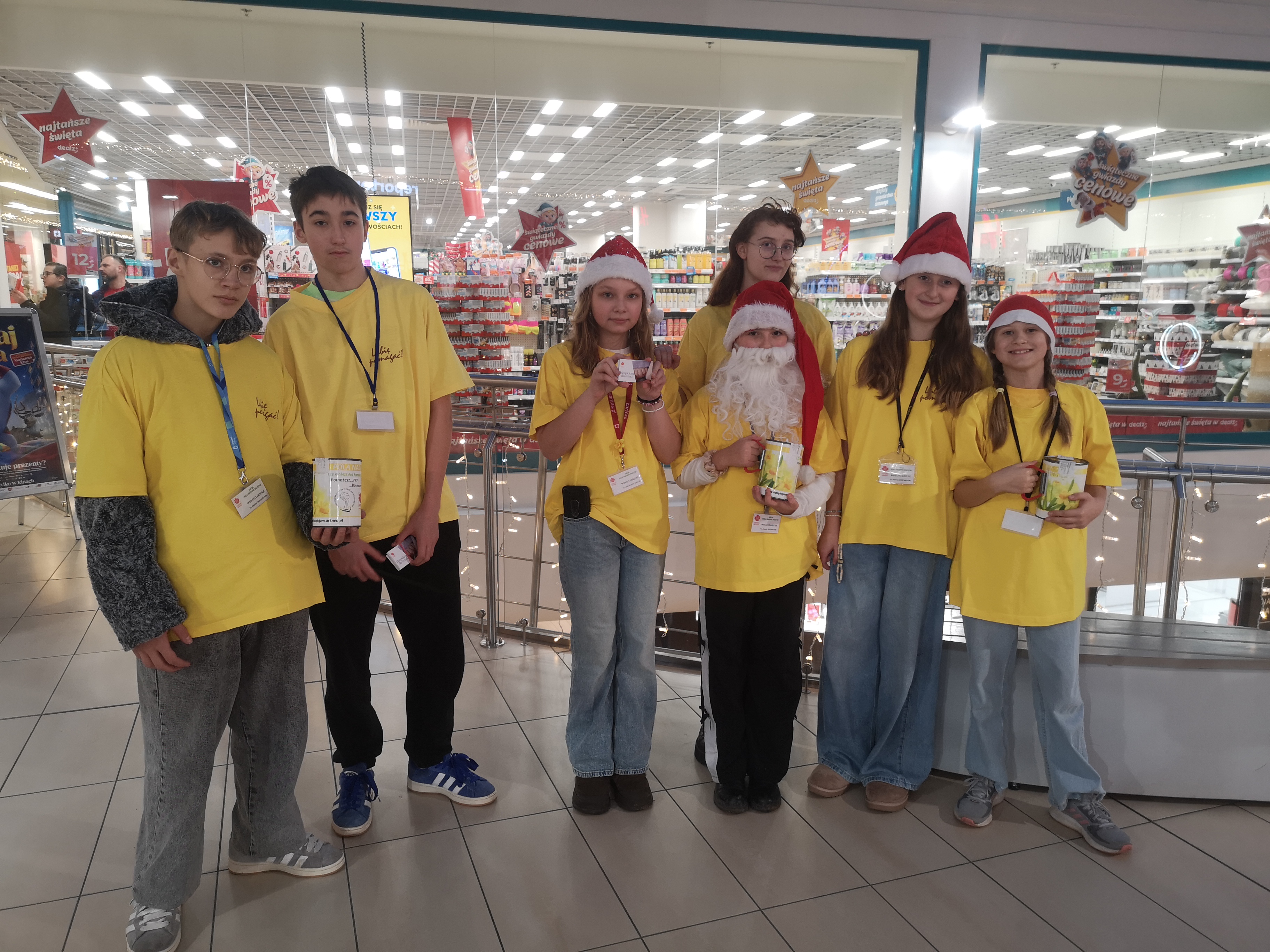 Młodzież podczas kwesty charytatywnej w galerii handlowej.
