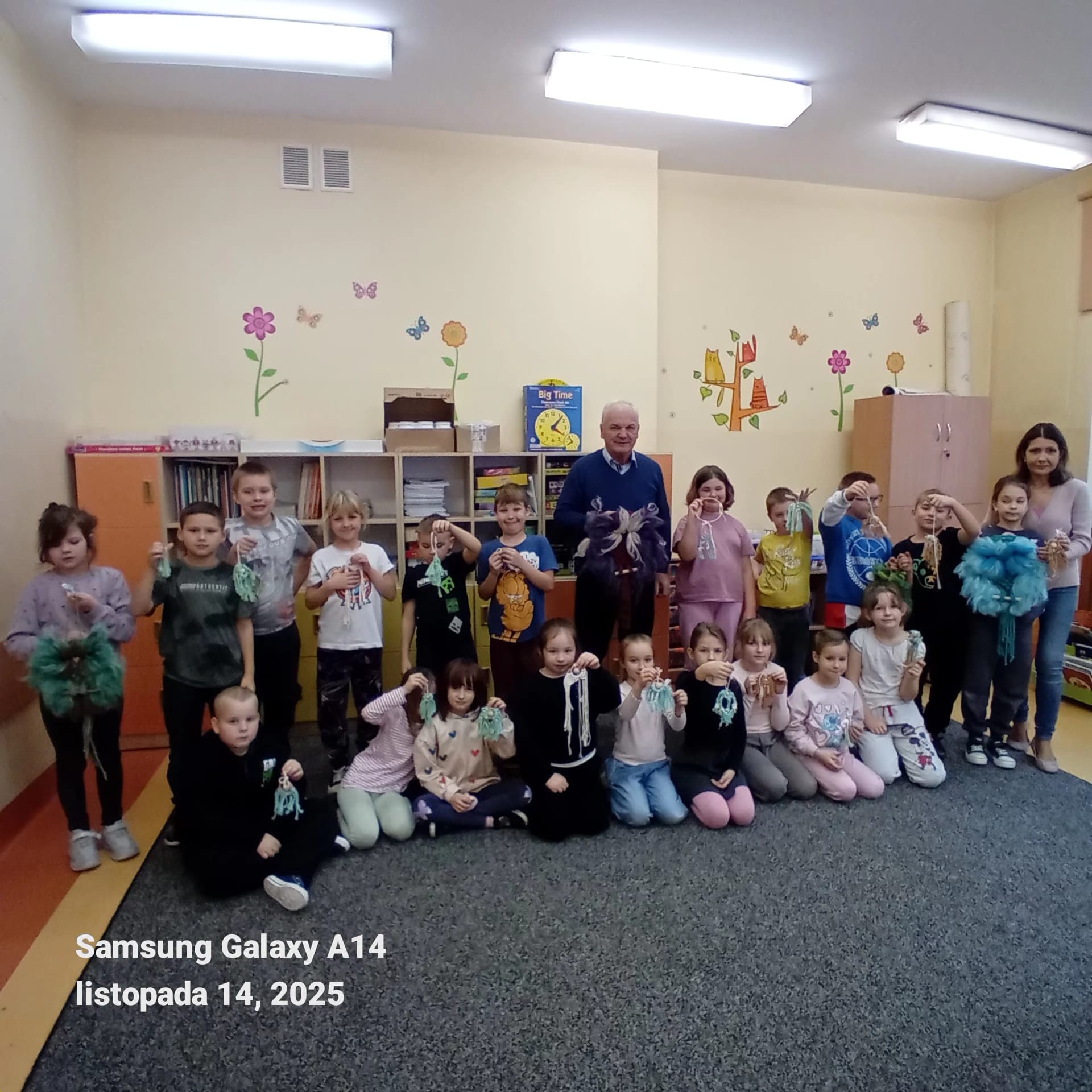 Uczniowie podczas warsztatów z rękodzieła