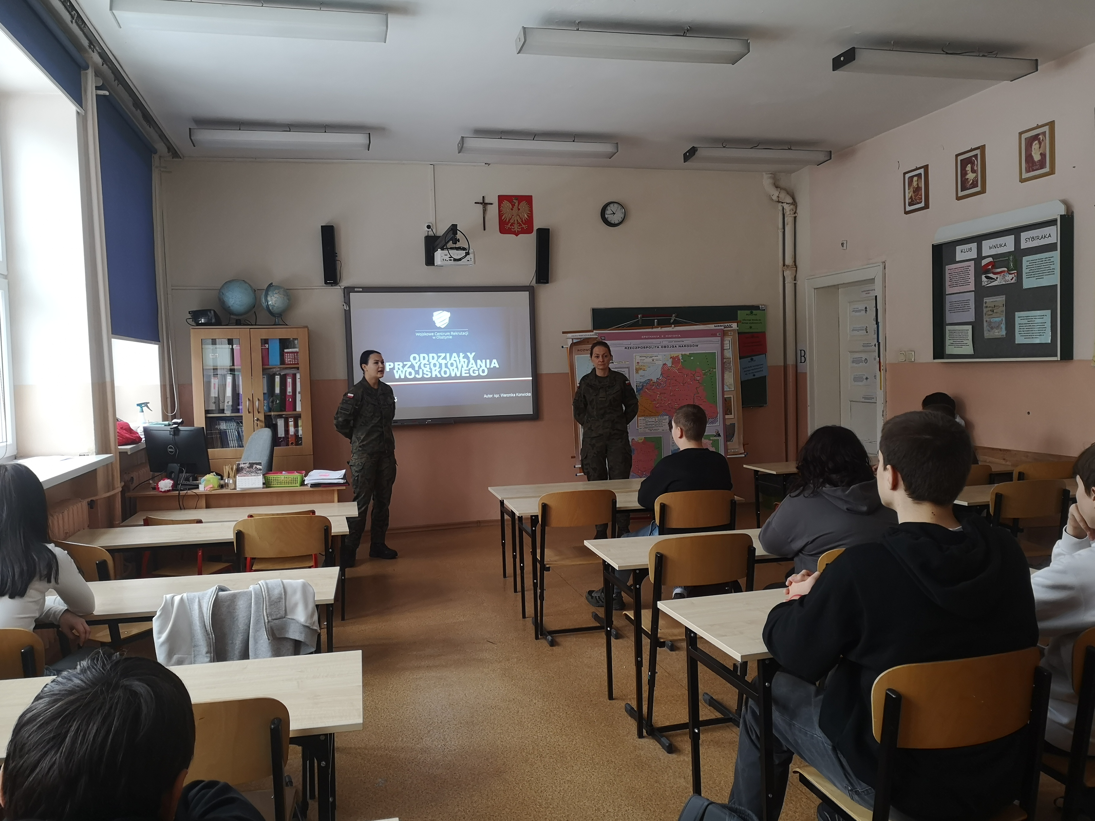 Żołnierze podczas lekcji w szkole.