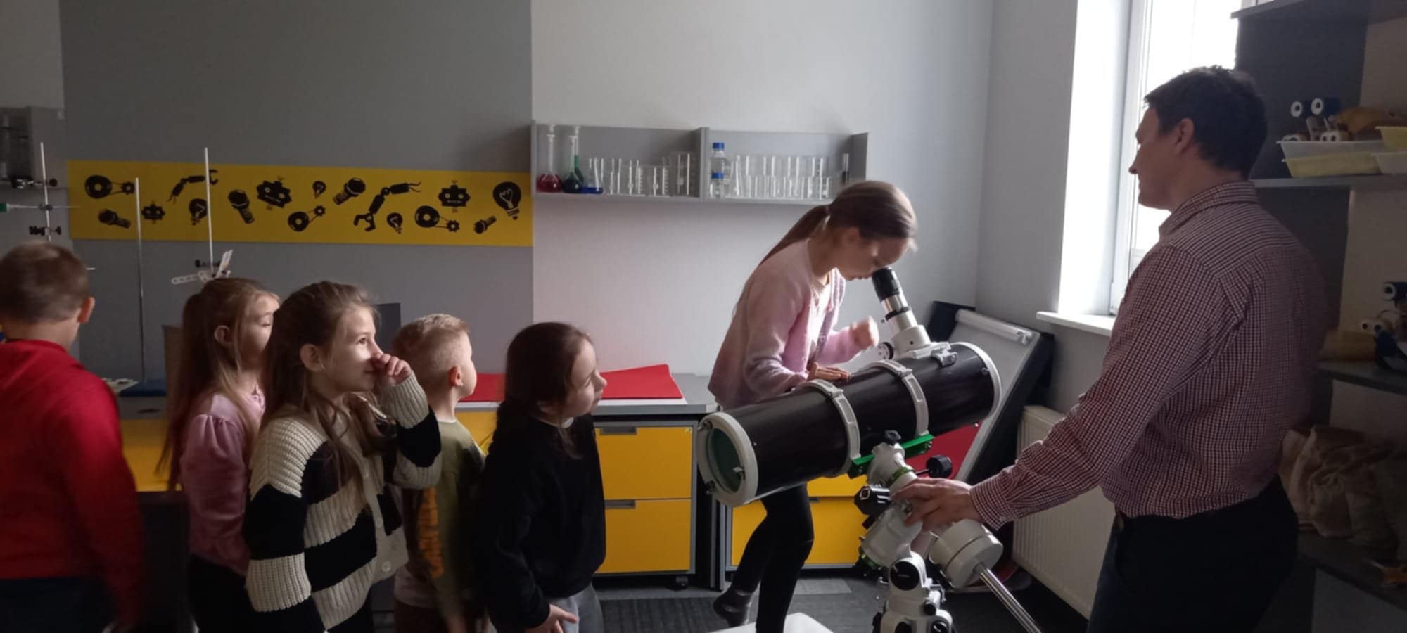 Uczniowie podczas pokazu astronomicznego