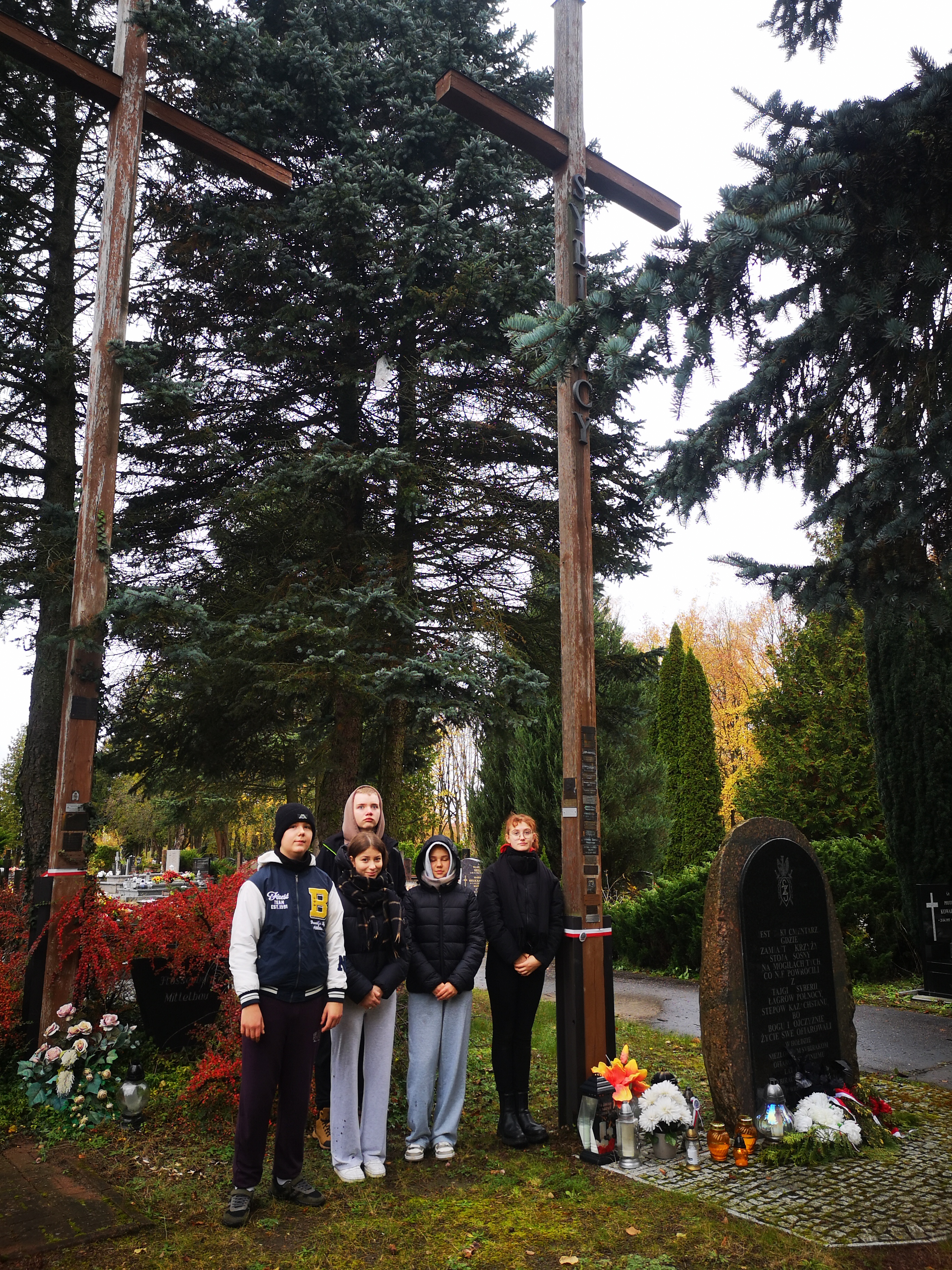 Uczniowie przy krzyżu Pamięci Sybiraków