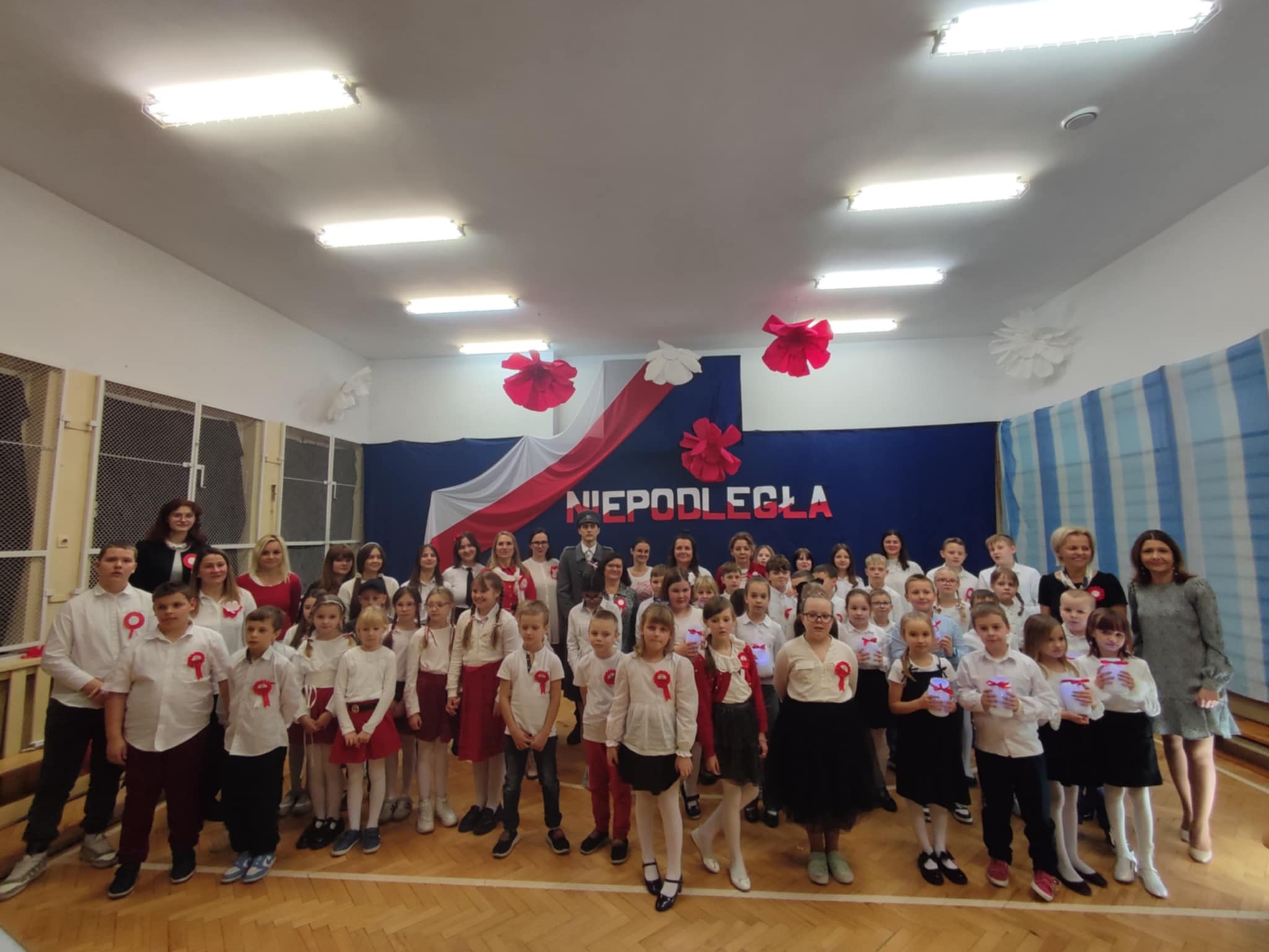 Społeczność szkolna podczas wieczornicy patriotyczne