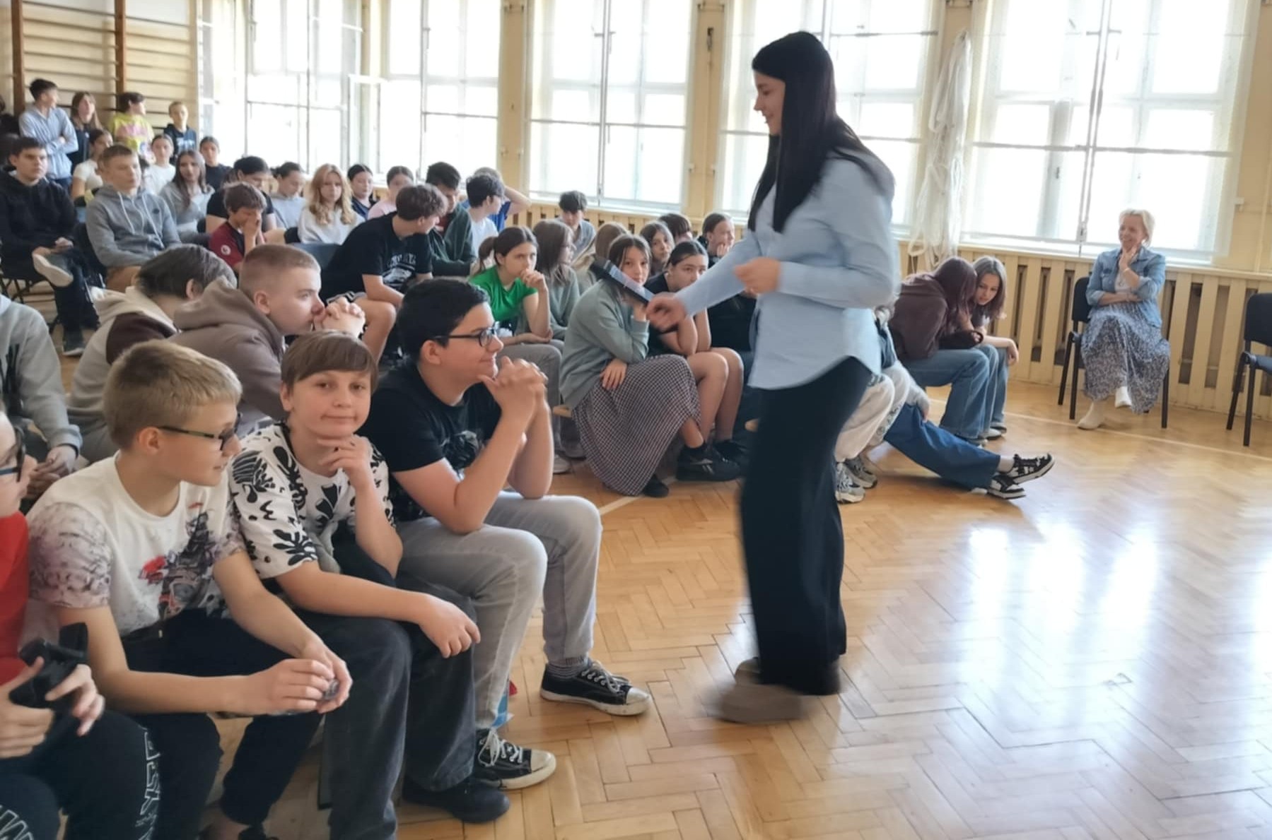 Uczniowie podczas spotkania z panią radną. 