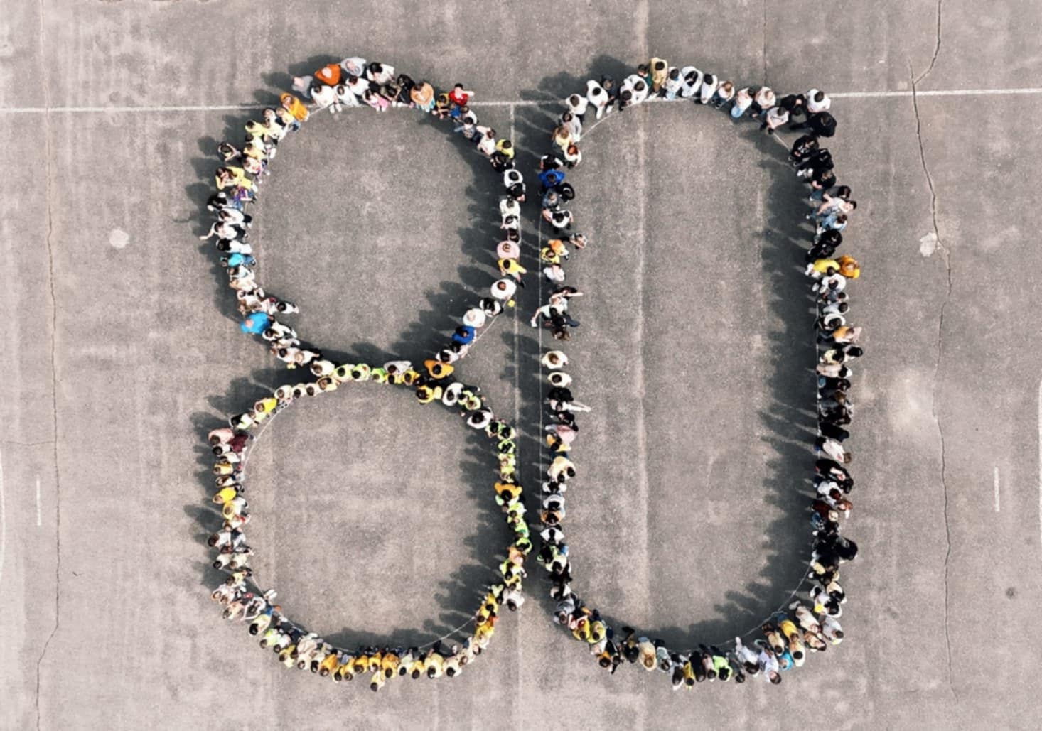 liczba 80 utworzona z uczniów na boisku szkolnym.